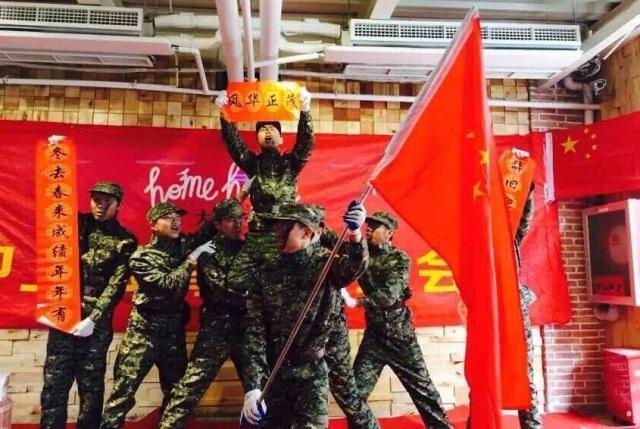 丈夫送妻儿回娘家车门一关瞬间开走 妻子:只是第一脚油门开得快